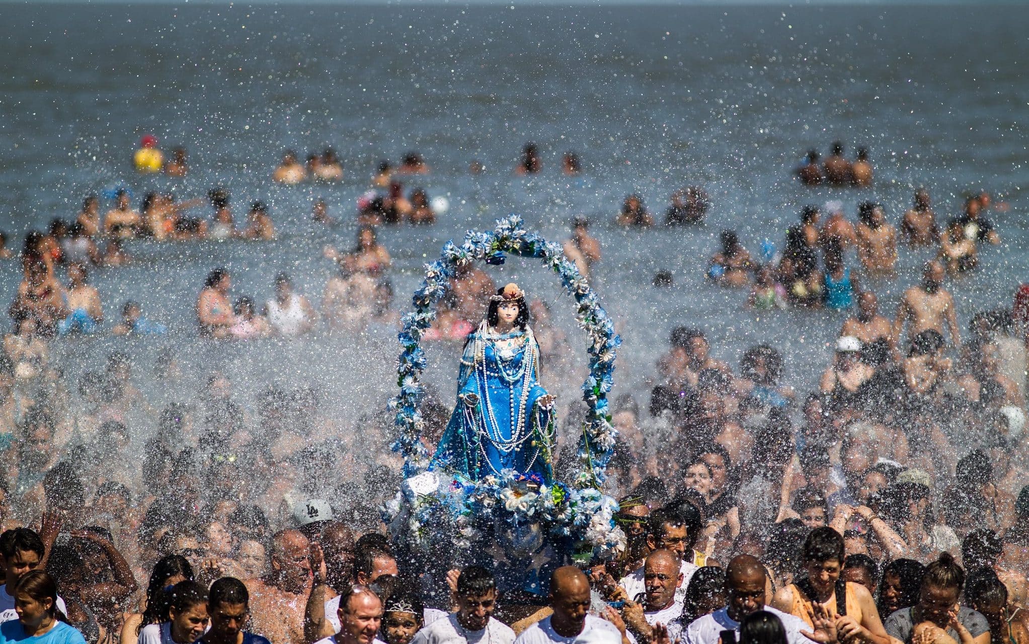 Uma estátua de Iemanjá sendo erguida em uma celebração à Deusa.