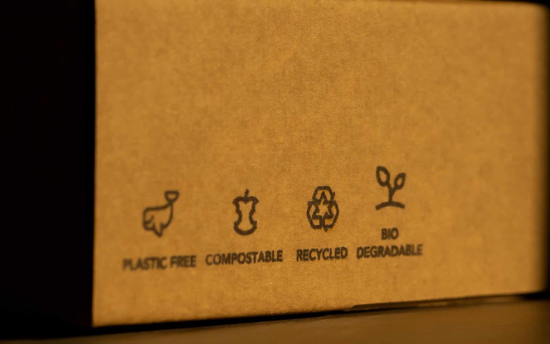 Uma caixa de papelão com selo biodegradável.