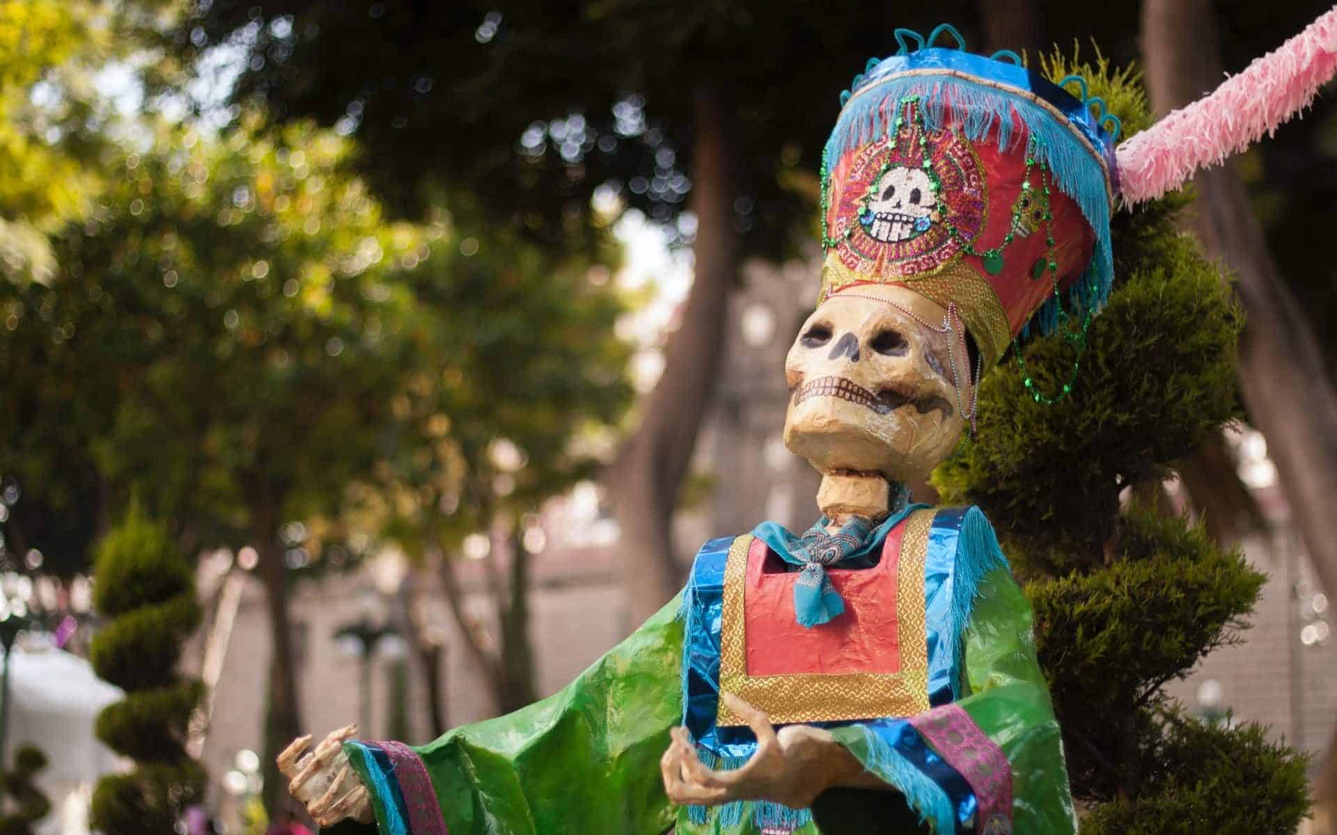 Uma estátua de um esqueleto típico do festejo do dia dos mortos mexicano.