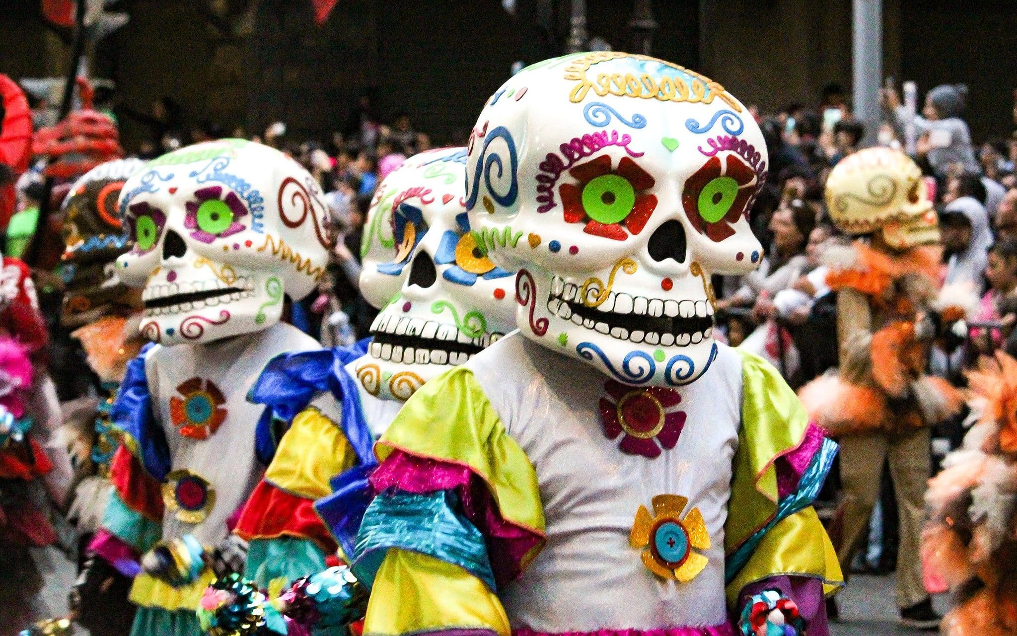 Pessoas fantasiadas durante um desfile do Dia dos Mortos no México.