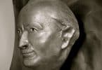 Uma estátua do filósofo Martin Heidegger.