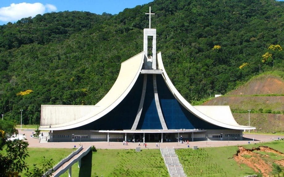 O enorme Santuário Santa Paulina, localizado em Novo Trento, Santa Catarina. Atrás dele, uma grande zona verde.