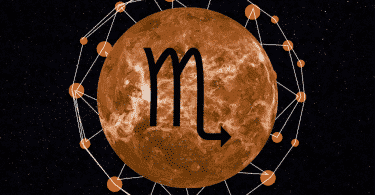 Mercúrio em um céu estrelado com o símbolo do signo de escorpião desenhado.