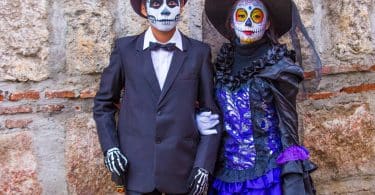 Um homem e uma mulher fantasiados para o Día de Los Muertos.