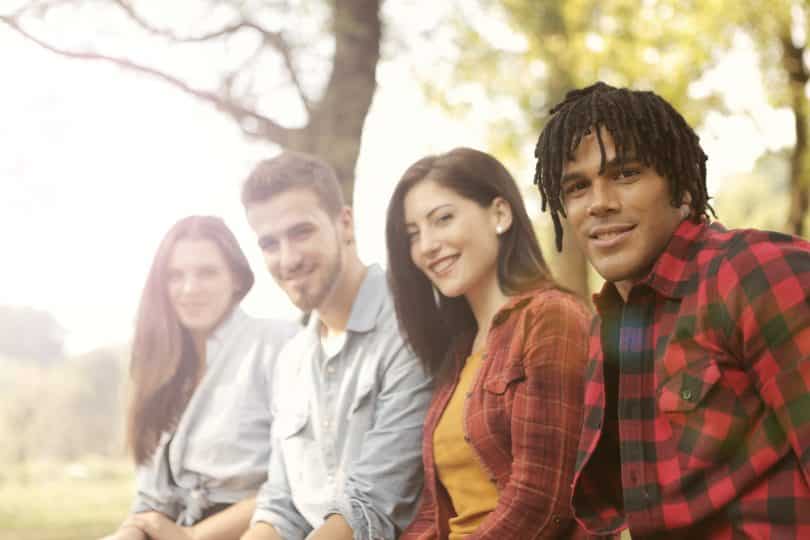 Amigos reunidos em um parque