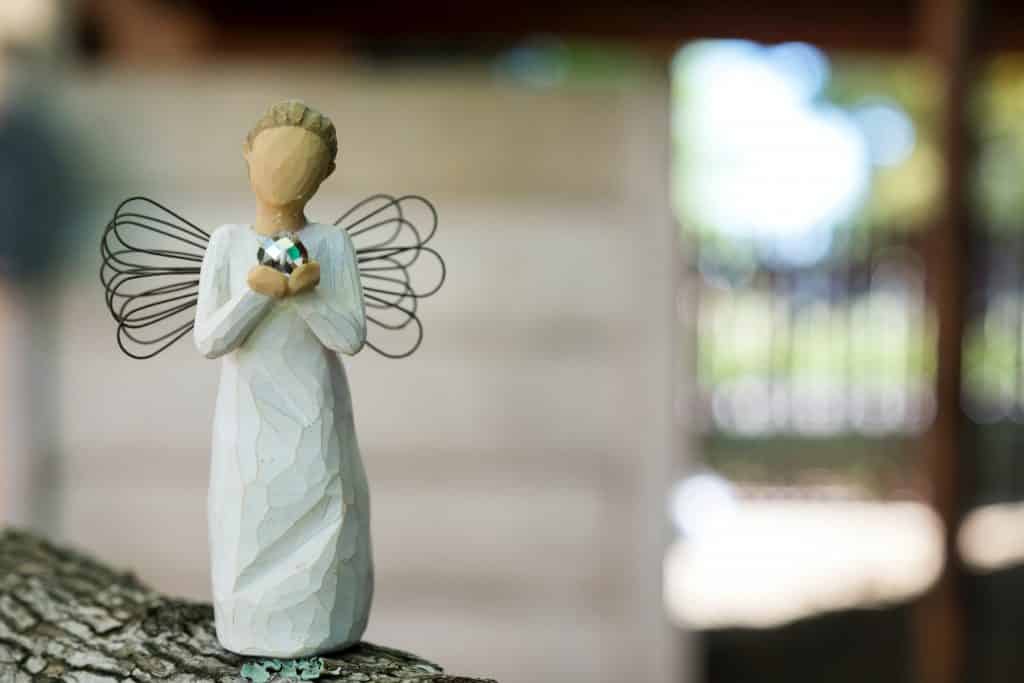 Um pequeno anjo de madeira