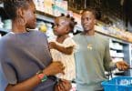 Mãe e pais com a filha no mercado