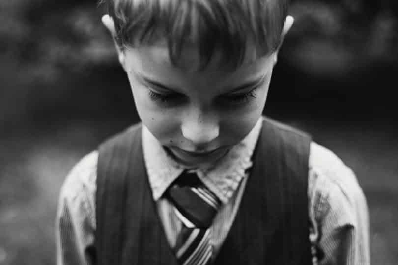 Foto em branco e preto de uma criança trsite
