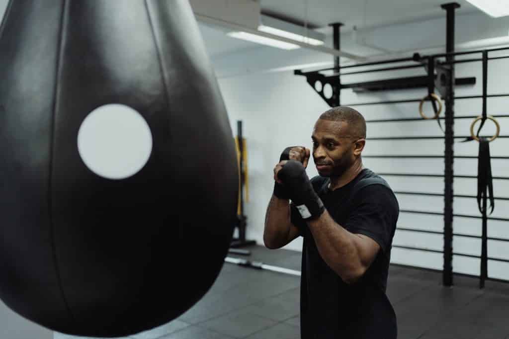 Homem negro fazendo boxe.