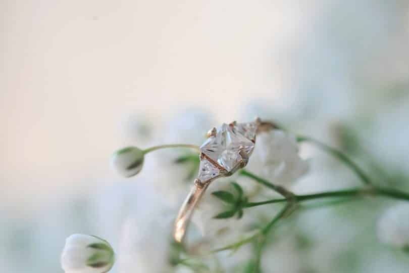 Aliança em uma flor