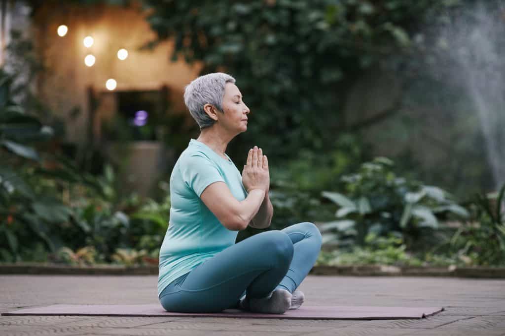 Mulher meditando