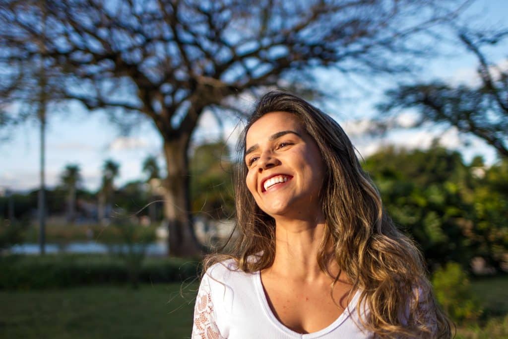 Mulher sorrindo em um parque