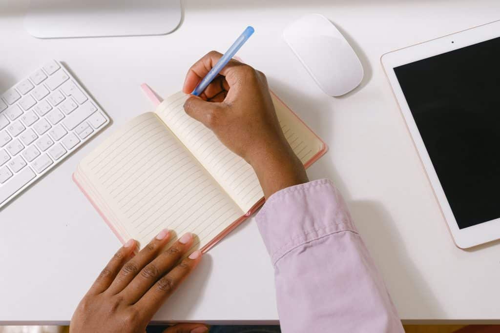 Mulher fazendo anotações em um caderno