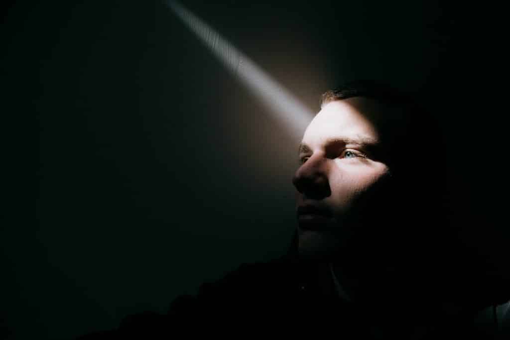 Homem recebendo uma luz em seu olhos