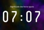 Horas iguais 07:07 em fundo de uma nebulosa roxa e verde.