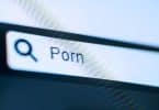 Um campo de URL de um computador com a palavra "Porn" inserida.