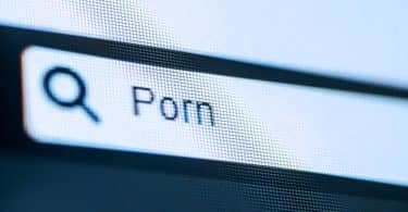 Um campo de URL de um computador com a palavra "Porn" inserida.