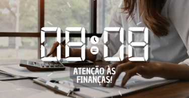 Hora igual 08:08 e texto "Atenção às finanças!" aplicado por cima de foto de uma mulher sentada na frente de uma mesa, utilizando uma calculadora e cuidando das finanças.