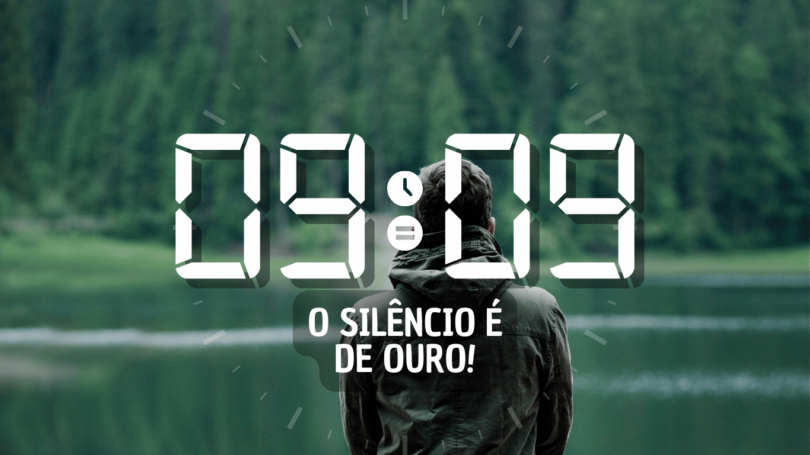 Hora igual 09:09 e texto "O silêncio é de ouro!" aplicado por cima de foto de um homem sozinho de frente para um rio contemplando a natureza em silêncio.