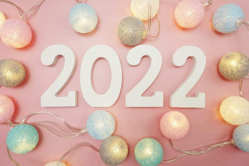 Número 2022 com bolas coloridas em volta.