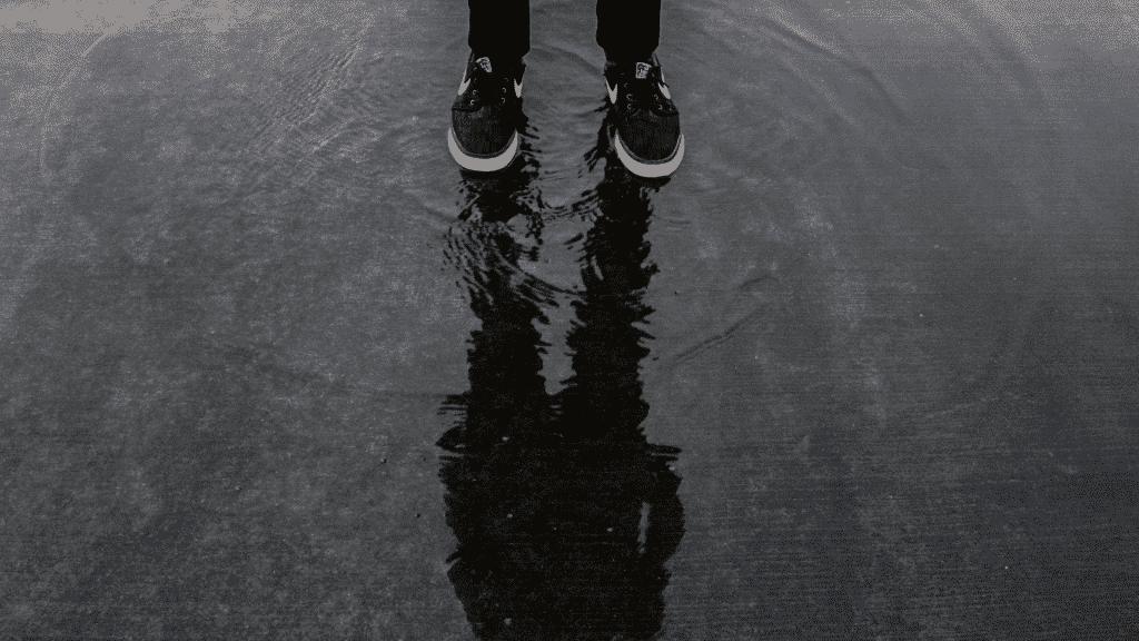 Sombra de homem no chão durante a chuva