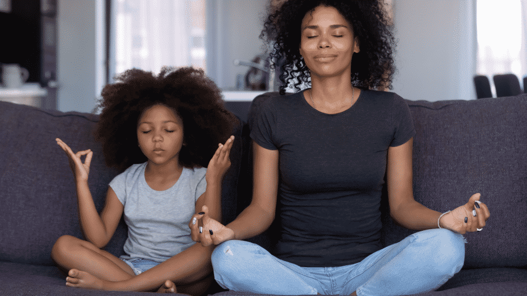 Mãe e filha meditando juntas