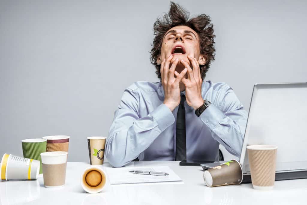 Homem cansado durante o trabalho