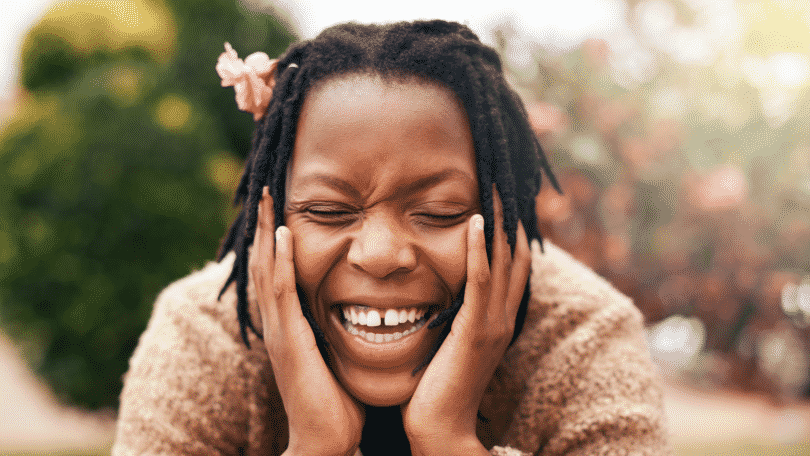 Mulher com flor no cabelo, sorrindo