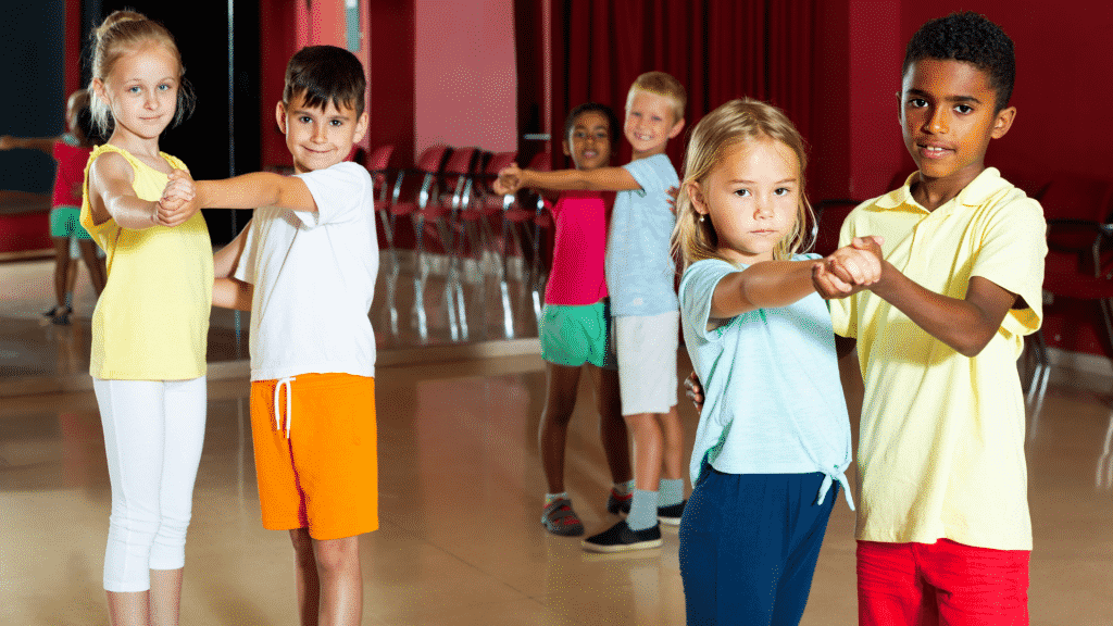 Crianças dançando em sala de aula