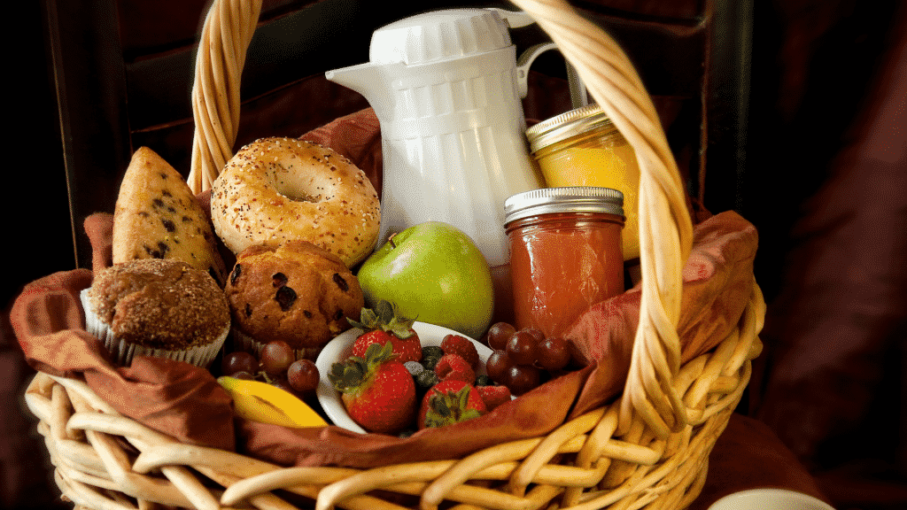 Cesta de café da manhã contendo pães, frutas, café, suco e geléia