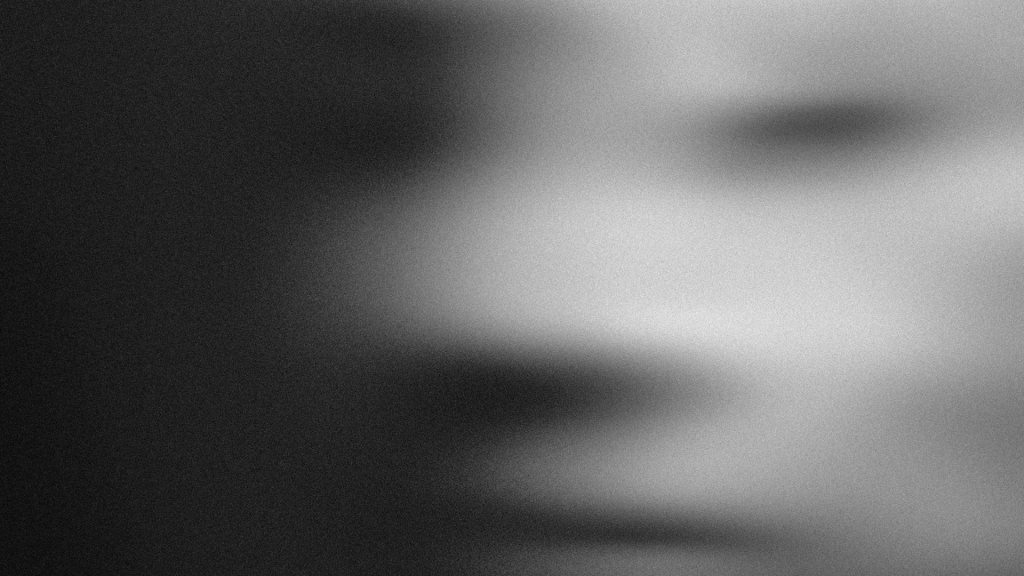 Imagem de um rosto embaçado em preto e branco