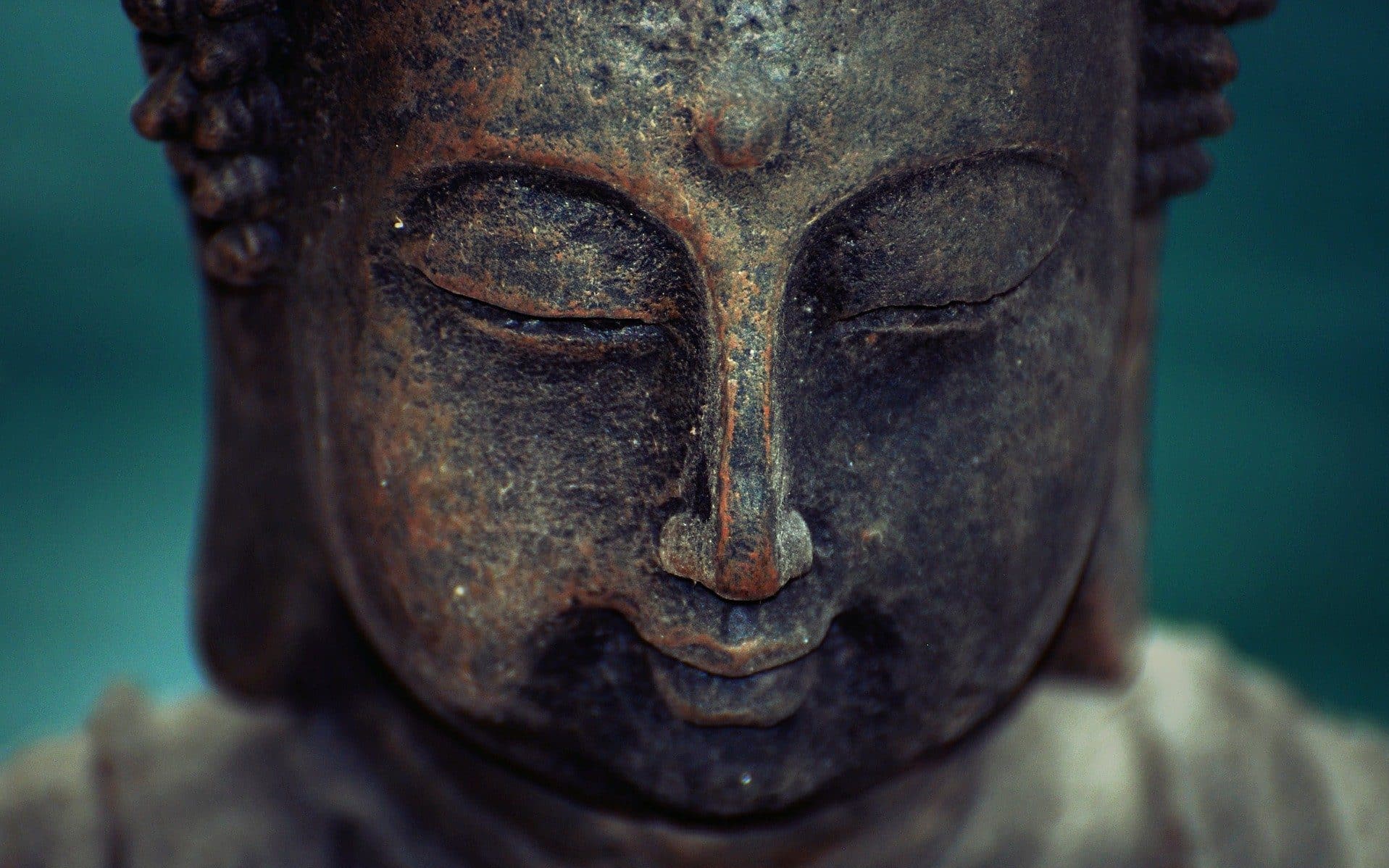 Uma estátua com o rosto de Buda.