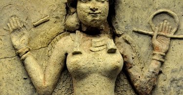 Estátua "A Rainha da Noite", frequentemente associada por historiadores, à figura de Lilith.