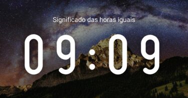 Horas iguais 09:09 escrito em um fundo com montanhas e um céu noturno.