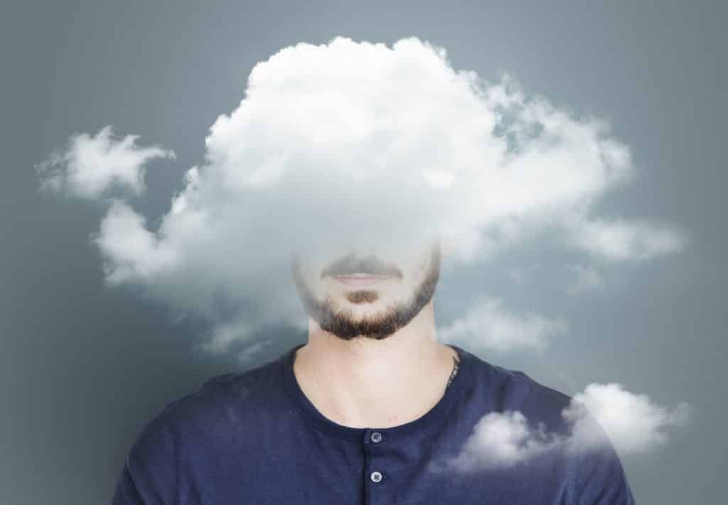 Homem barbudo com uma nuvem cobrindo seu rosto.