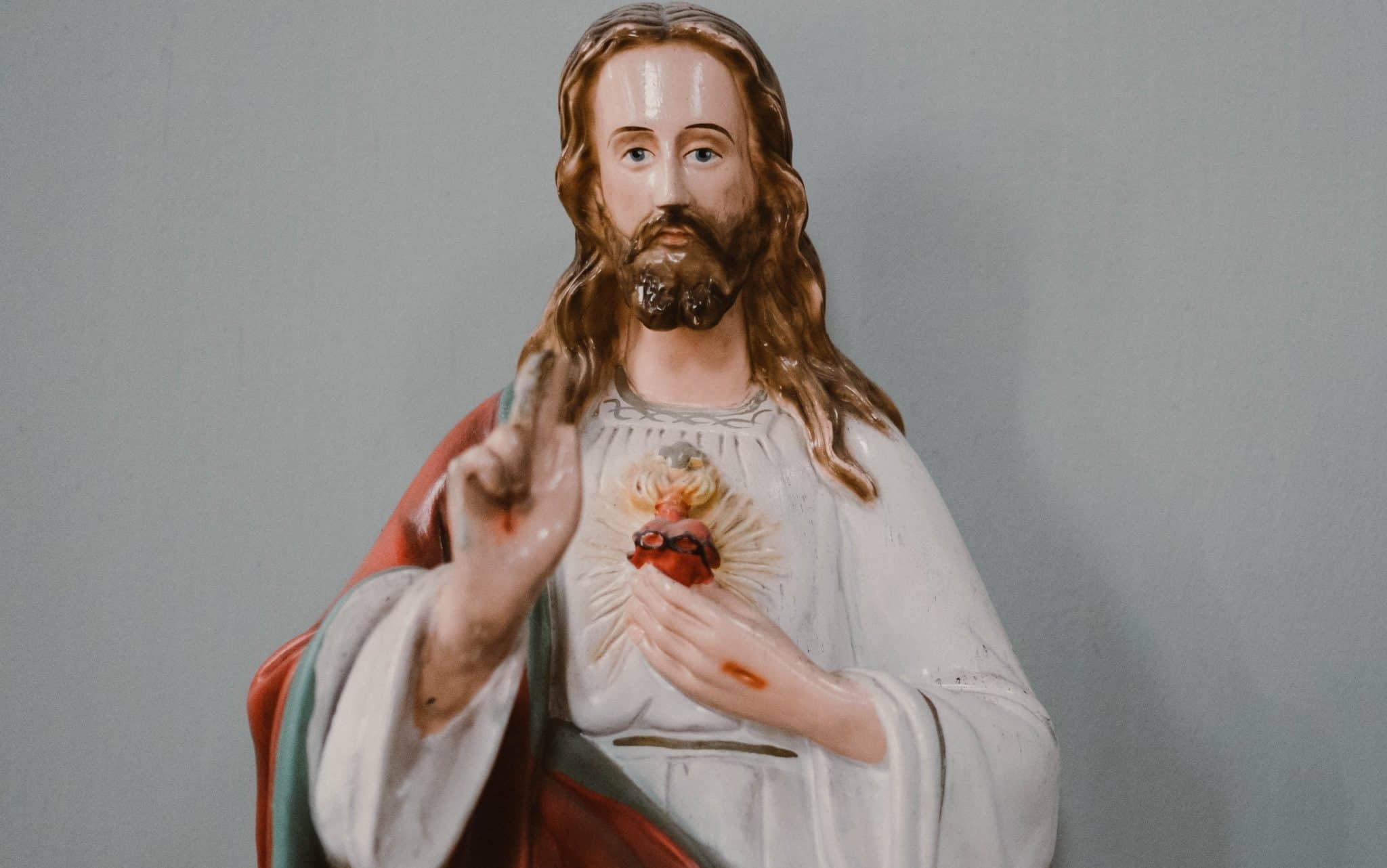 Uma estatueta de Jesus Cristo em porcelana. 