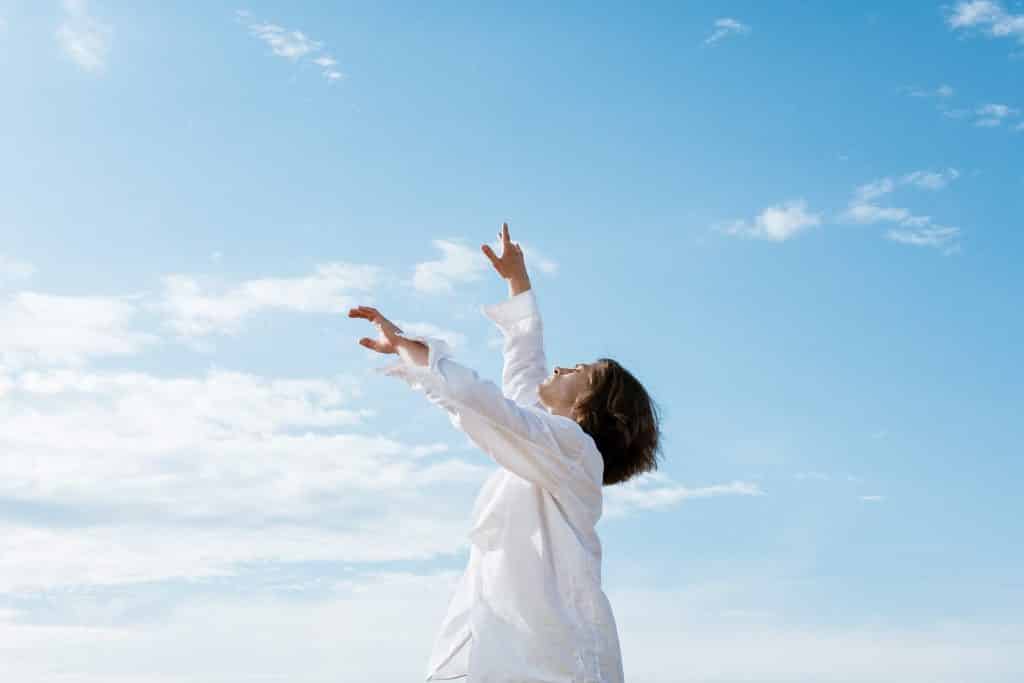 Pessoal pulando com o céu de plano de fundo