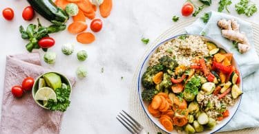 Mesa com um prato de comida