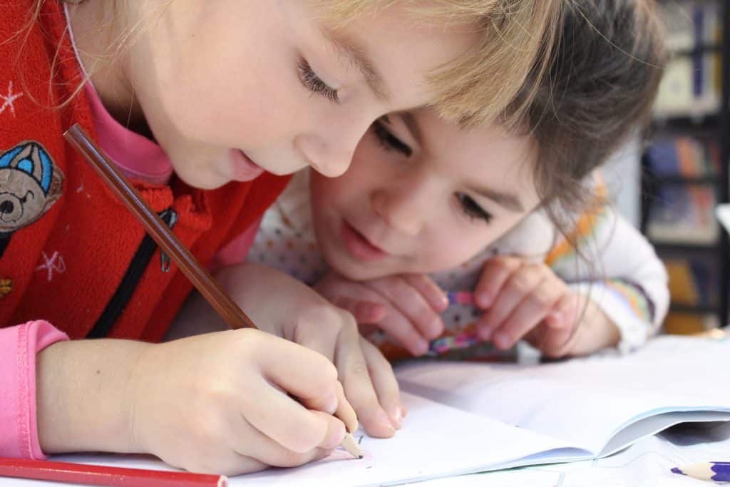 Duas crianças desenhando