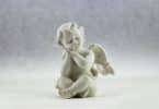 Escultura branca de um anjo