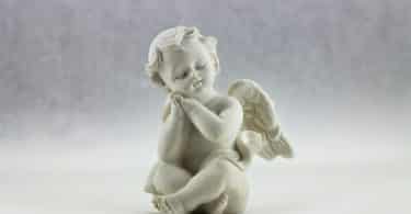 Escultura branca de um anjo