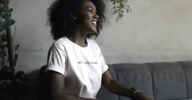 Mulher negra sorrindo.