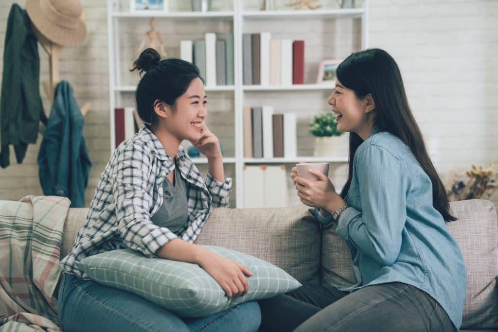 Duas mulheres asiáticas conversando.