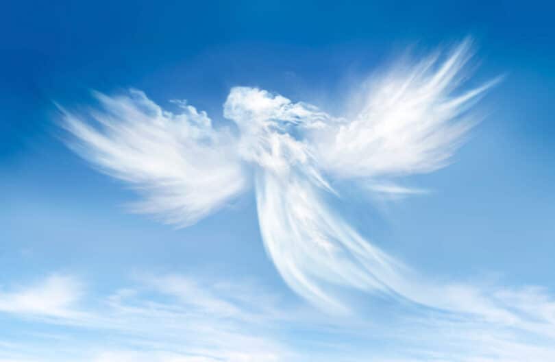 Nuvens no céu azul do dia formando a imagem de um anjo