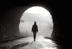 Uma pessoa saindo de um túnel.