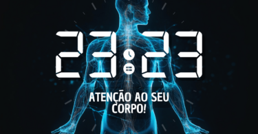Hora igual 23:23 e texto "Atenção ao seu corpo" aplicado por cima da foto do corpo humano desenhado por linhas brilhantes.