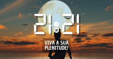 Hora igual 21:21 e texto "Viva a sua plenitude" aplicado por cima da foto de um lindo por do sol e da silhueta de uma mulher.