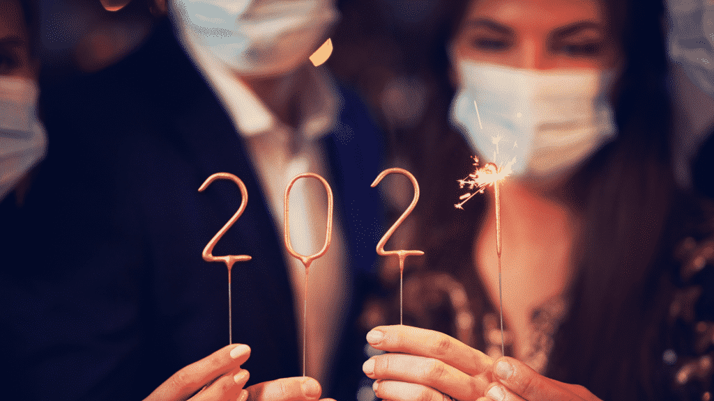 Pessoas de máscara comemorando final de 2021