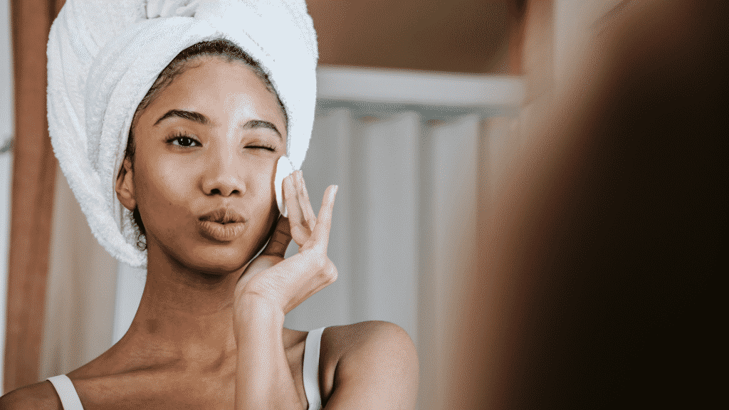 Mulher limpando o rosto para skin care