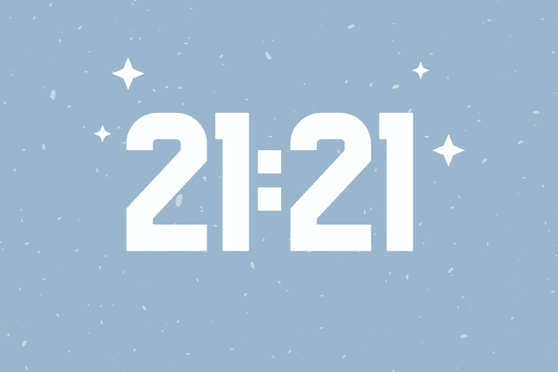 Número 21:21 escritos em um fundo azul-claro.